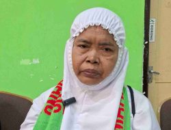 Nenek Penjual Cireng Asal Jombang, Kumpulkan Uang untuk Pergi Haji Nenek Penjual Cireng Asal Jombang, Kumpulkan Uang untuk Pergi Haji