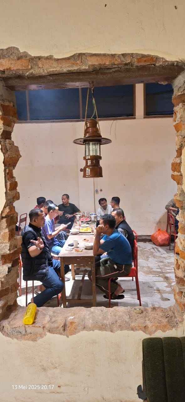 Bekas Bangunan Sekolah di Kediri Disulap Menjadi Warung Kopi, Nuansa Estentik, Tertarik ? Nuansa Warung Kopi Pagi di Bekas Bangunan Sekolah