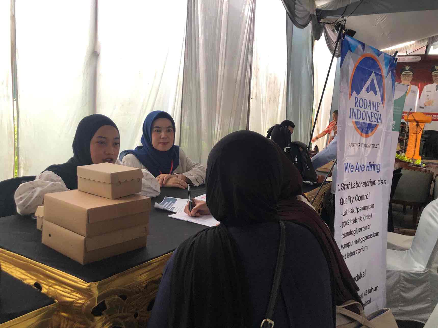 Disnaker Kabupaten Blitar Target Serap 2.300 Tenaga Kerja, di Job Fair 2025 Para Pencari Kerja saat mengunjungi Lokasi Job Fair yang Digelar di Halaman Kantor Disnaker Kabupaten Blitar