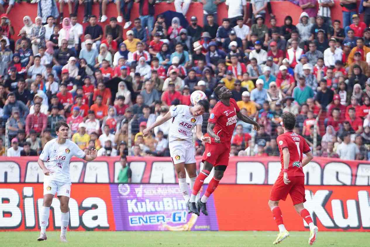 Tahan Imbang Semen Padang 1-1, Pelatih Persik Kediri Divaldo Alves Keluhkan Cuaca Persik Kediri vs Semen Padang