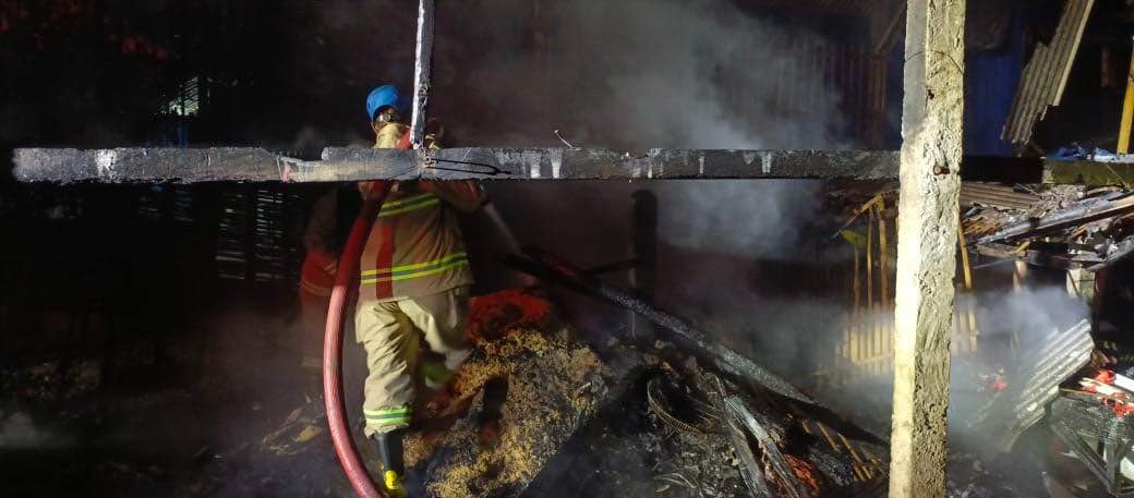 Kandang Ayam di Krenceng Ludes Terbakar, Ini Penyebabnya Petugas Pemadam Kebakaran Memadamkan Api yang Membakar Kandang Ayam di Desa Krenceng Kecamatan Nglegok Kabupaten Blitar