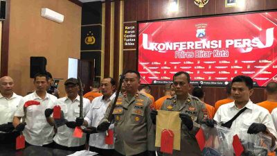Polres Blitar Amankan Satu Pelaku Penganiyaan Setahun yang Lalu, Satu Pelaku Kabur, Ini Motifnya Polres Blitar Amankan Satu Pelaku Penganiyaan Setahun yang Lalu, Satu Pelaku Kabur, Ini Motifnya