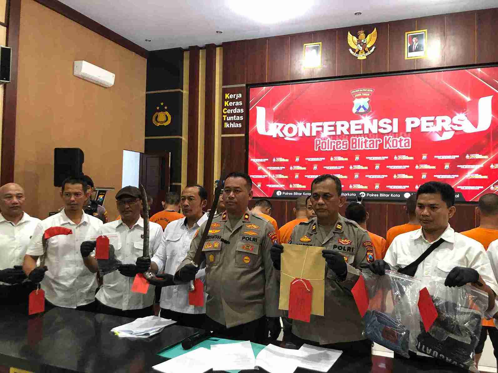 Polres Blitar Amankan Satu Pelaku Penganiyaan Setahun yang Lalu, Satu Pelaku Kabur, Ini Motifnya Polisi Menunjukan Parang Barang Bukti Pengaiayaan