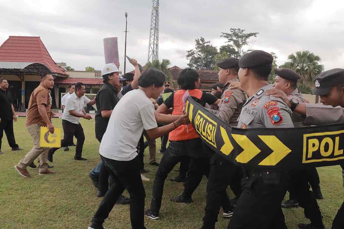 Polres Blitar Gelar Simulasi Pengamanan Unjuk Rasa Hari Buruh Polres Blitar Gelar Simulasi Pengamanan Unjuk Rasa Antisipasi Aksi Hari Buruh