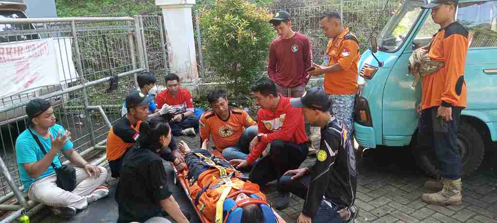 36 Relawan Malang Ikuti Pelatihan Pertolongan di Permukaan Air di SAR Surabaya Relawan Malang Mengikuti Pelatihan Pertolongan dari SAR Surabaya