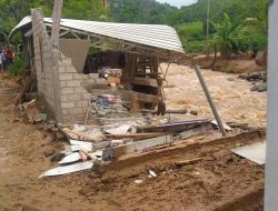 Seorang Lansia di Kediri Hilang akibat Banjir, Belasan Rumah Rusak karena Longsor Seorang Lansia di Kediri Hilang akibat Banjir, Belasan Rumah Rusak karena Longsor