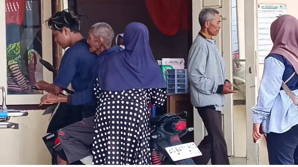 Salah Satu Lansia Desa Sidomulyo Selorejo Korban Keracunan Dibawa Ke Puskesmas untuk Mendapatkan Perawatan Medis
