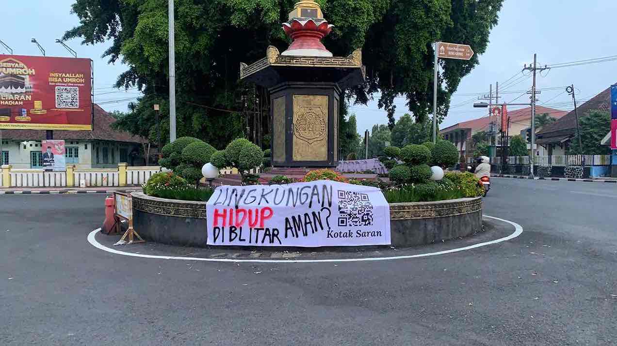 PMII Blitar Pasang 'Spanduk Renungan', Serukan Integritas Pemangku Kepentingan Spanduk PMII Tanyakan Integritas