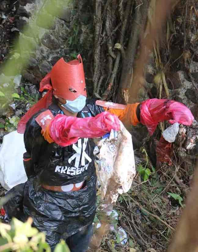 Keren! Ini Dia Sosok Superhero Asli Blitar Ini Cinta Lingkungan Super Hero Kresekmen Pemberaih Sampah