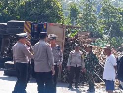 Rem Blong, Truk Gandeng Muatan Tebu Hantam Pagar dan Terguling di Kesamben, Jalur Malang-Blitar Macet Rem Blong, Truk Gandeng Muatan Tebu Hantam Pagar dan Terguling di Kesamben, Jalur Malang-Blitar Macet