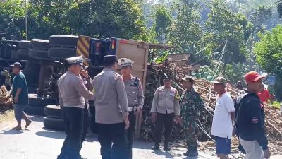 Rem Blong, Truk Gandeng Muatan Tebu Hantam Pagar dan Terguling di Kesamben, Jalur Malang-Blitar Macet Truk Gandeng Muatan Tebu Terguling dan Menutup Jalur Malang Blitar di Jalan Raya Malang Blitar di Desa Pagergunung Kecamatan Kesamben Kabupaten Blitar