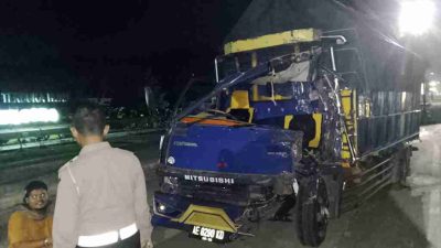 Truk Dikemudikan 2 Pemuda di Saling Hantam di Depan Pemkab Blitar Truk Dikemudikan 2 Pemuda di Saling Hantam di Depan Pemkab Blitar