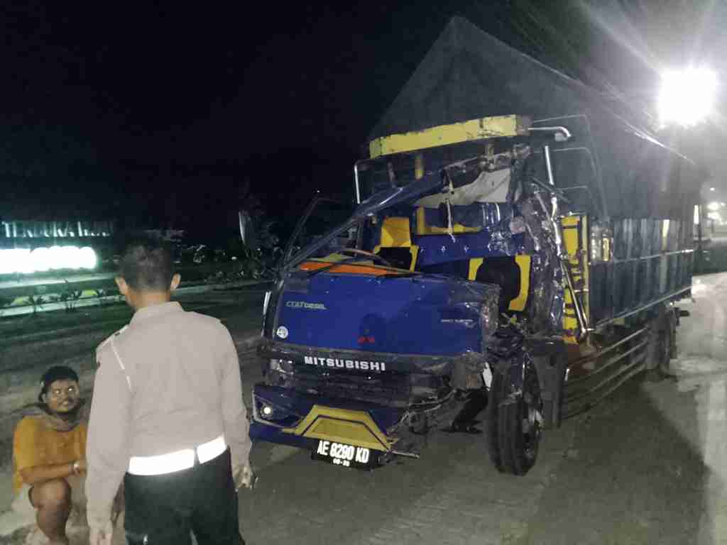 Truk Dikemudikan 2 Pemuda di Saling Hantam di Depan Pemkab Blitar Truk Terlibat Kecelakaan
