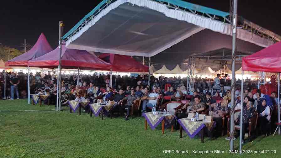 Ribuan Warga Penuhi Alun-alun Pemkab Blitar, Hadiri Pelantikan SMSI Blitar Raya Warga Penuhi Alun alun Pemkab Blitar