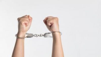 kejahatan tangan diborgol