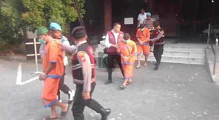 Anggota Polresta Sidoarjo Menggelandang Ketiga Tersangka OTT Jual Beli Jabatan