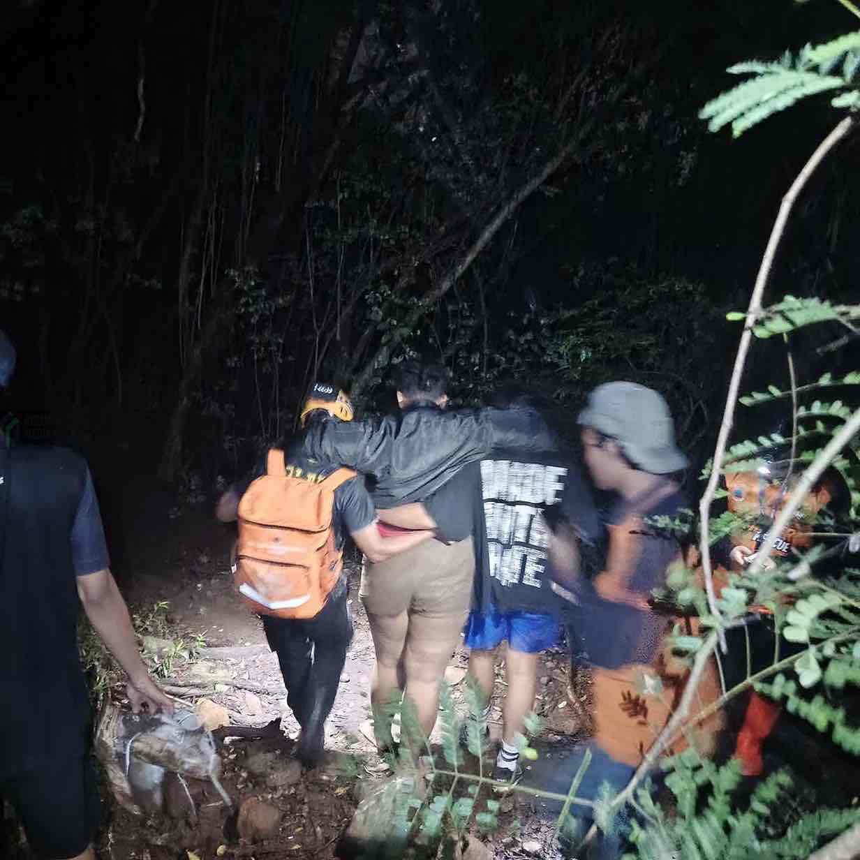 BPBD Kota Kediri Evakuasi Pelajar yang Alami Cedera Saat Mendaki Gunung Klotok BPBD Kota Kediri Mengevakuasi Pelajar yang Terkilir saat Mendaki Bukit Klotok