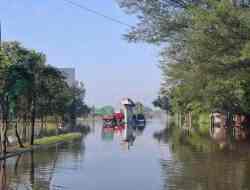 Porong Banjir Setinggi 1 M, Akses Jalan Surabaya Malang Lumpuh Porong Banjir Setinggi 1 M, Akses Jalan Surabaya Malang Lumpuh
