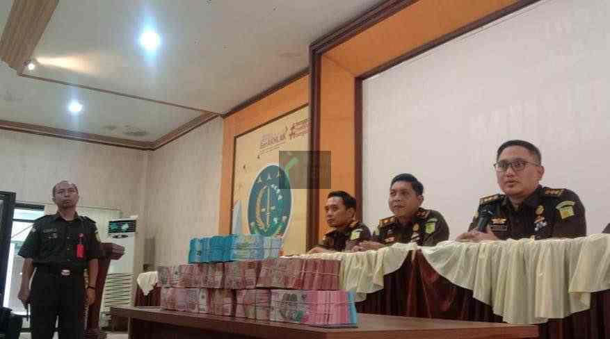 Barang bukti berupa uang Rp11 miliar yang diserahkan oleh tersangka MM kepada Kejari Kabupaten Blitar