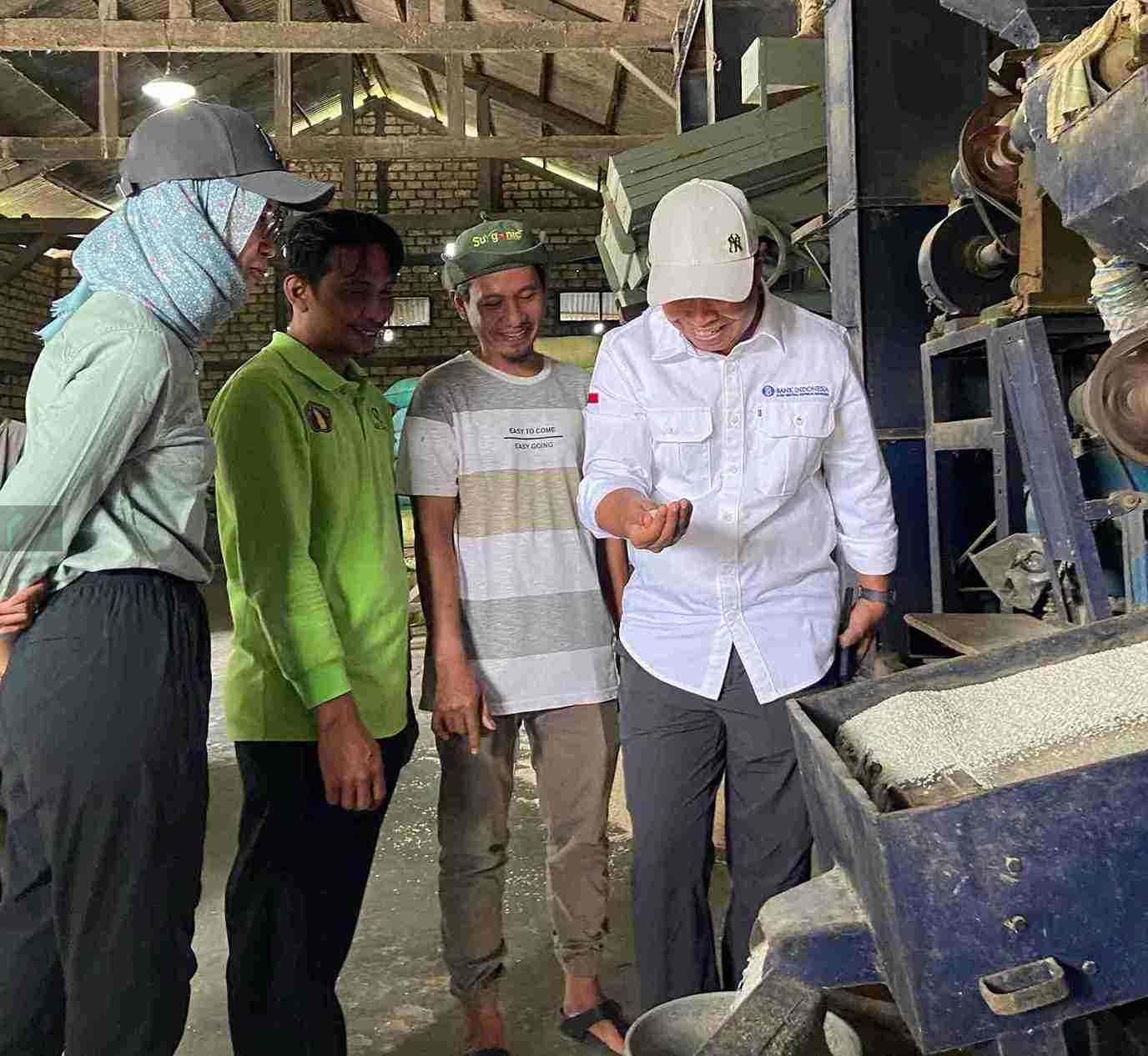 Deputi Kepala Perwakilan Bank Indonesia Jawa Timur M. Noor Nugroho saat melakukan peninjauan penggiling padi di Kelompok Tani Sumber Makmur 1 di Desa Miru Kecamatan Sekaran Kabupaten Lamongan