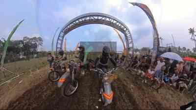 Polisi di Blitar Gas Trex Sembari Bagi Sembako Polisi di Blitar Gas Trex Sembari Bagi Sembako