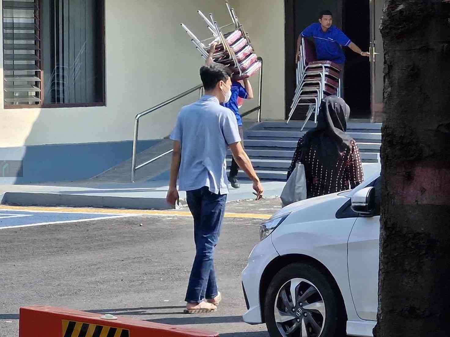 Gus Adib sapaan akrab Adib Muhammad Zulkarnain saat Memenuhi Panggilan Kejari Kabupaten Blitar dalam Kasus Dugaan Korupsi DAM Kali Bentak di Kecamatan Panggungrejo Kabupaten Blitar