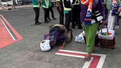 Jamaah Haji asal Kabupaten Jember Sujud Syukur setelah Tiba di Bandara Juanda Surabaya