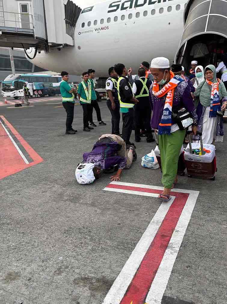Jamaah Haji asal Kabupaten Jember Sujud Syukur setelah Tiba di Bandara Juanda Surabaya