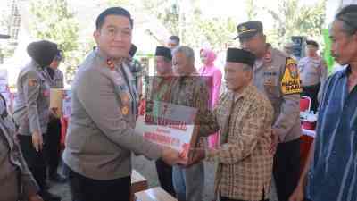 HUT Bhayangkara ke-79, Polres Blitar Salurkan Bantuan Sosial ke Warga Kampung Baru