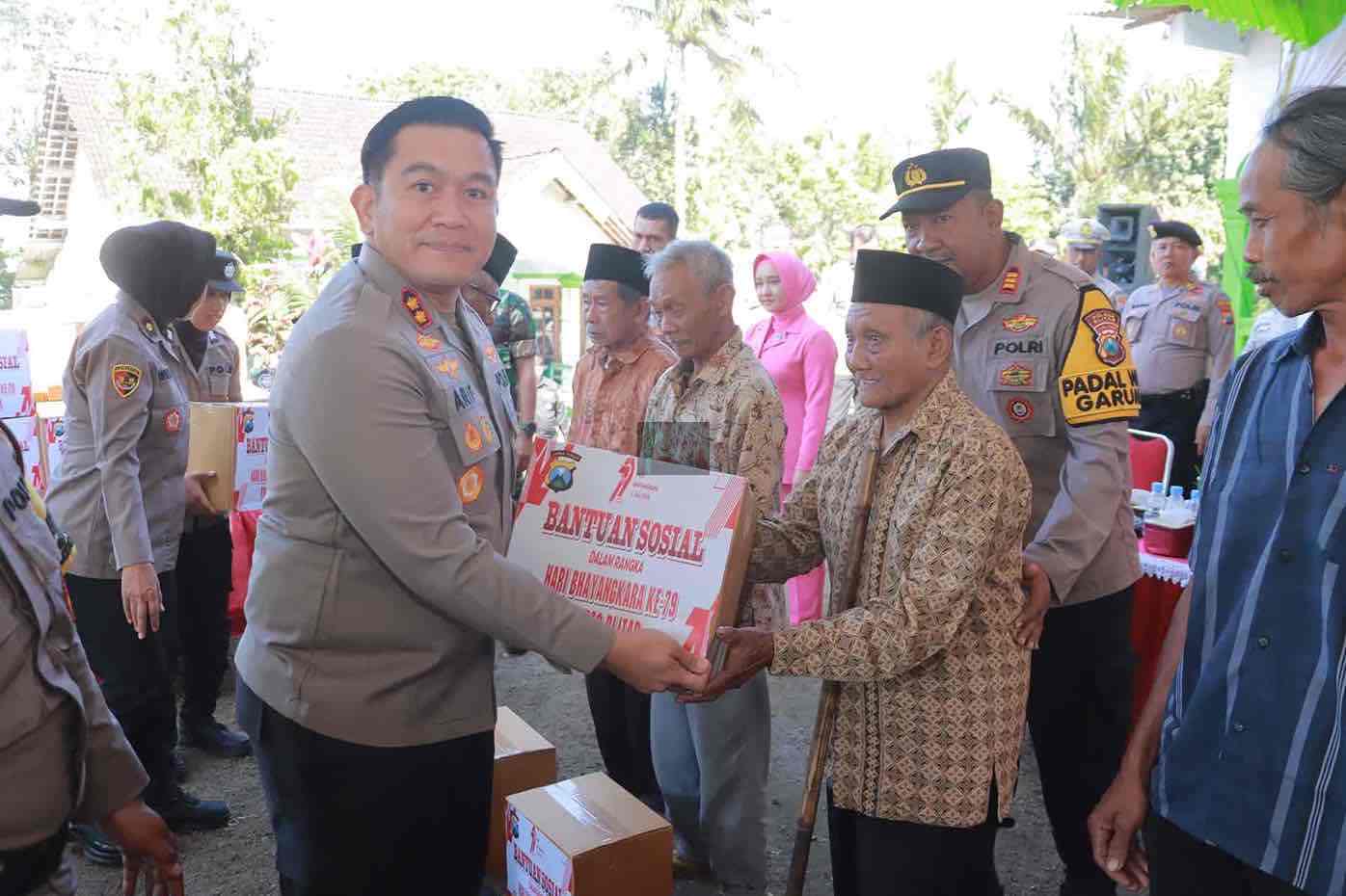 Kapolres Blitar AKBP Arif Fazlurrahman Memberikan Bantuan Bagi Warga Kampung Baru dalam Rangka HUT Bhayangkara ke 79