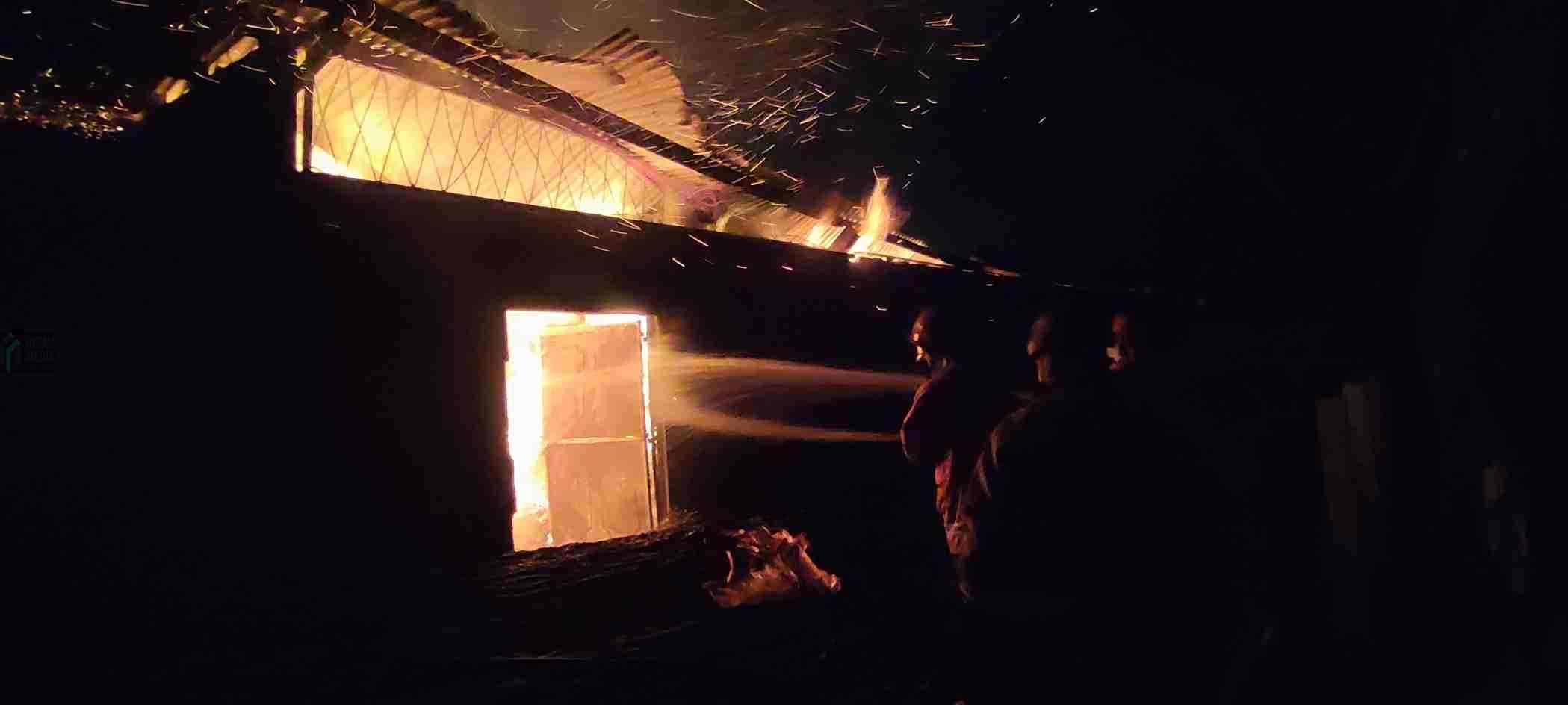 Gudang Isi Bekas Kandang Ayam di Srengat Terbakar, Kerugian Capai Rp200 Juta Kebakaran Gudang