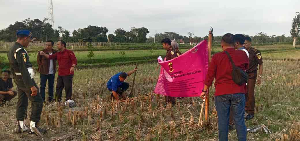 Kejari Kabupaten Blitar Sita Aset HB TSK DAM Bentak, TSK yang Lain Kapan ? Kejari Kabupaten Blitar Menyita Tanah di Kelurahan Sumberdiren, Kecamatan Garum Milik HB Tersangka Kasus Dugaan Korupsi DAM Kali Bentak Desa Panggungrejo, Kecamatan Panggungrejo, Kabupaten Blitar.