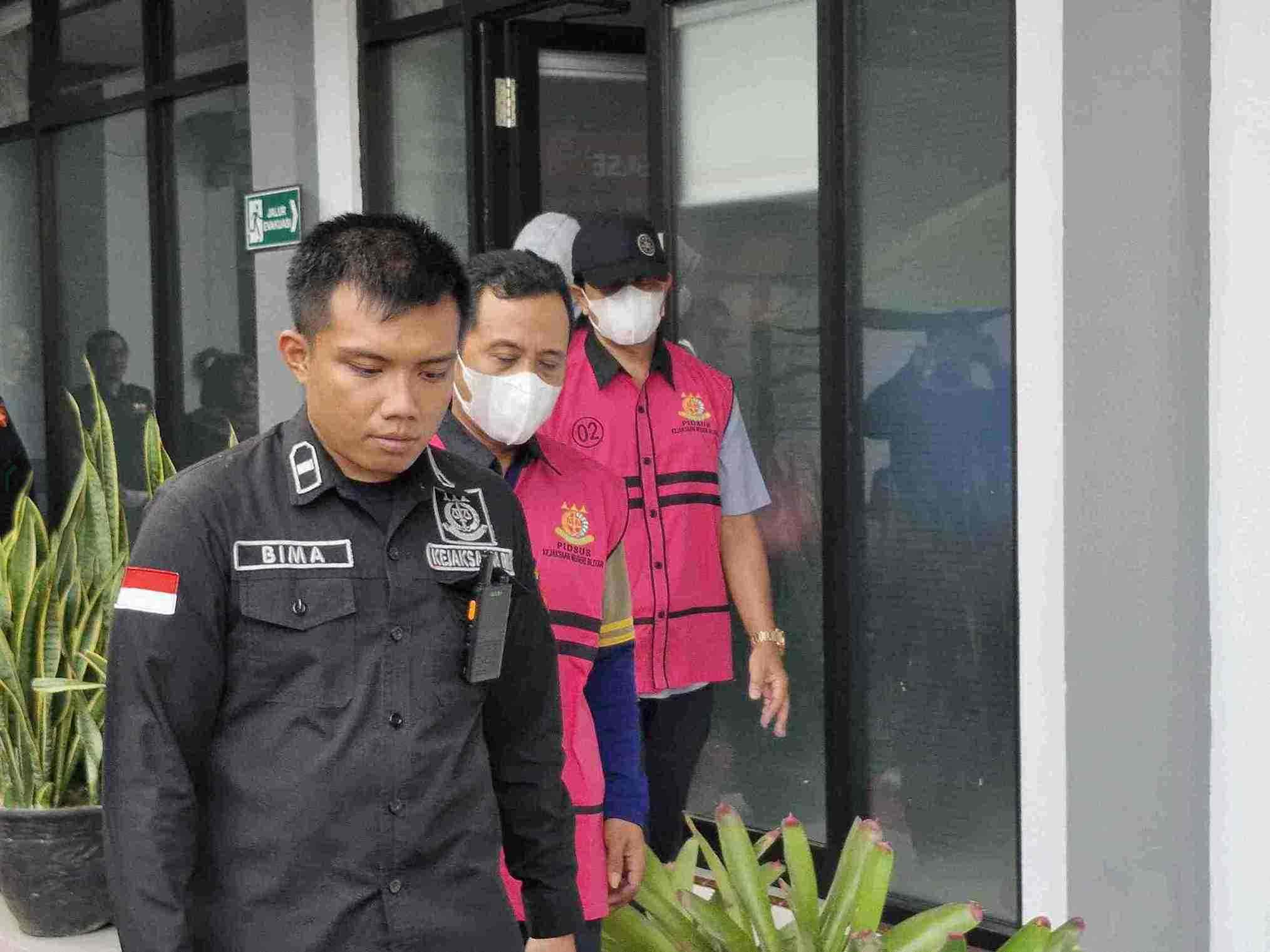 Kasus Korupsi IPAL Kota Blitar Seret Mantan Kadis PUPR dan Plt Lurah Sukorejo Berstatus Tersangka Kejari Kota Blitar Membawa Tersangka dalam Kasus Dugaan Korupsi