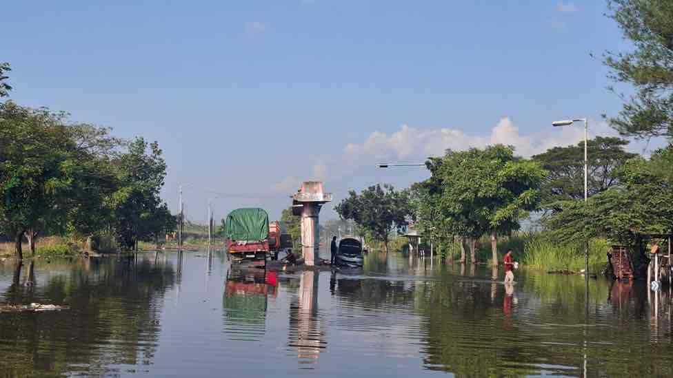 Kendaraan Terjebak Banjir di Porong Sidoarjo