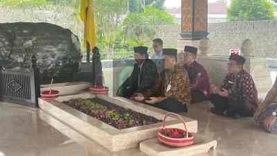 Kepala BPIP Ziarah ke Makam Bung Karno: Bung Karno Hidupkan Semangat, Hidupkan Rakyat Kepala BPIP Ziarah ke Makam Bung Karno: Bung Karno Hidupkan Semangat, Hidupkan Rakyat