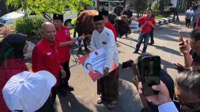 Megawati Beri 2 Ekor Sapi untuk Warga Blitar Ketua DPD PDI Perjuangan Jawa Timur Said Abdullah Menyerahkan 2 Ekor Sapi Kurban Megawati di Blitar
