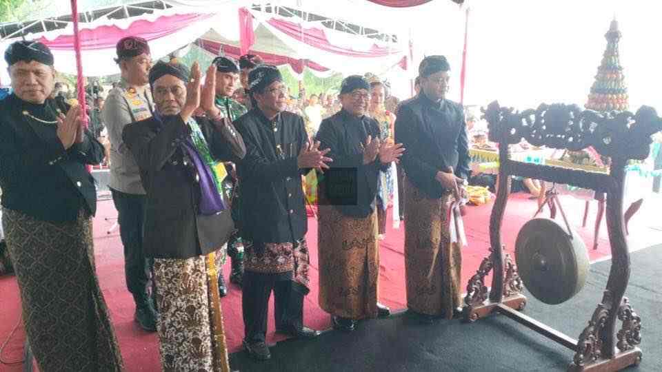 Larung Sesaji di Pantai Tambakrejo, Ketua DPRD Kabupaten Blitar Ajak Warga Jaga Kebersihan Pantai Ketua DPRD Kabupaten Blitar Supriadi tengah memakai kacamata menghadiri acara Larung Sesaji di Pantai Tambakrejo