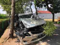 Diduga Ngantuk, Lansia Tabrak Truk, Mobil Inova Ringsek Diduga Ngantuk, Lansia Tabrak Truk, Mobil Inova Ringsek
