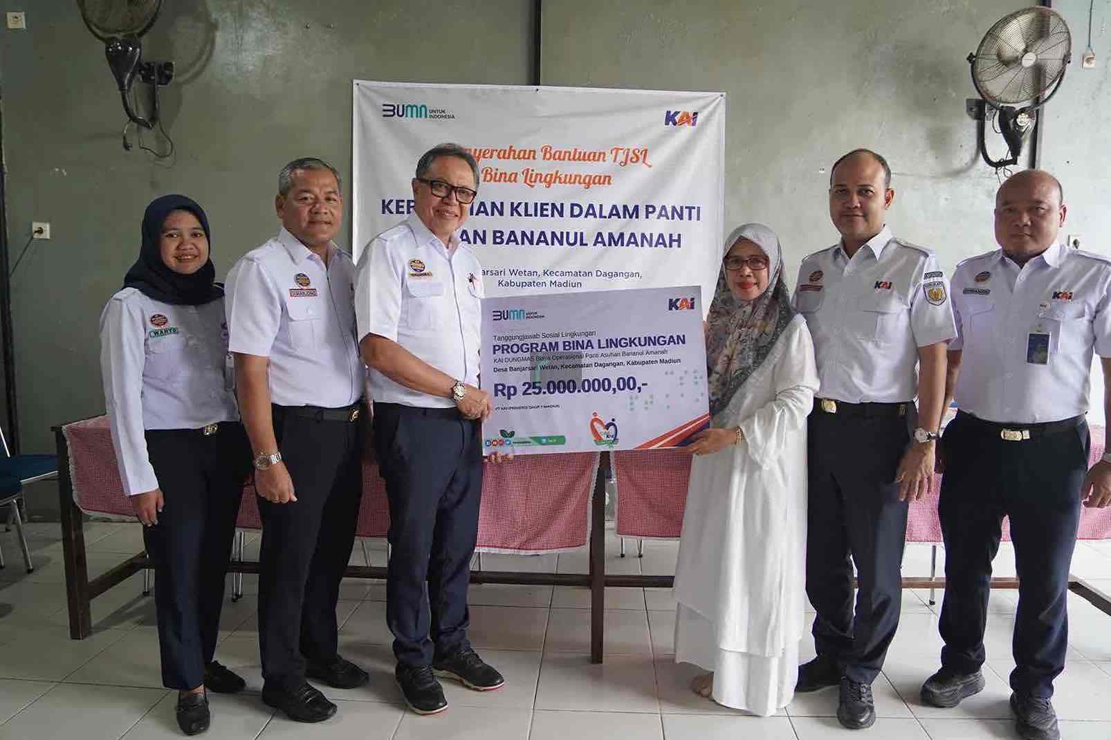 PT KAI Daop 7 Madiun Salurkan TJSL 2025