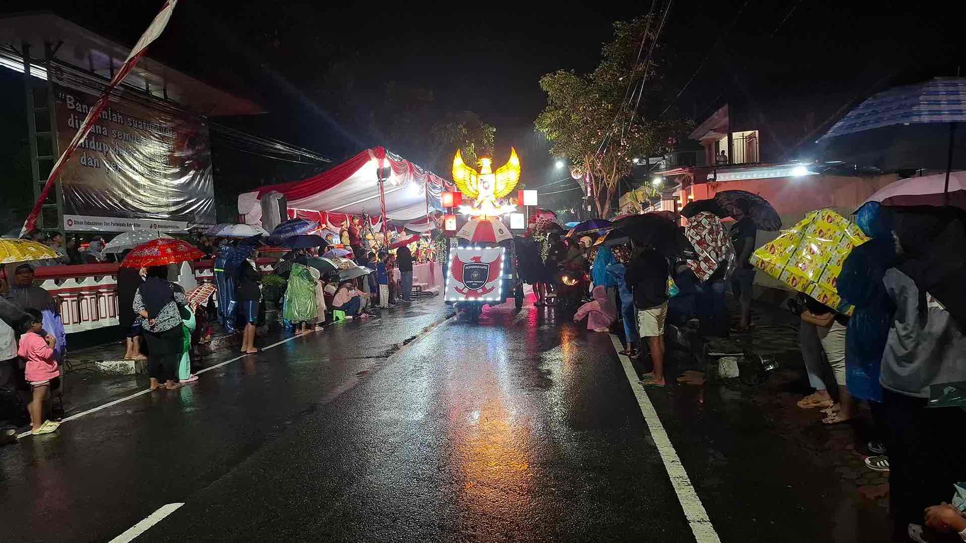 Warga Antusias Mengikuti Pawai Lampion di Kota Blitar Menyambut Hari Lahir Pancasila