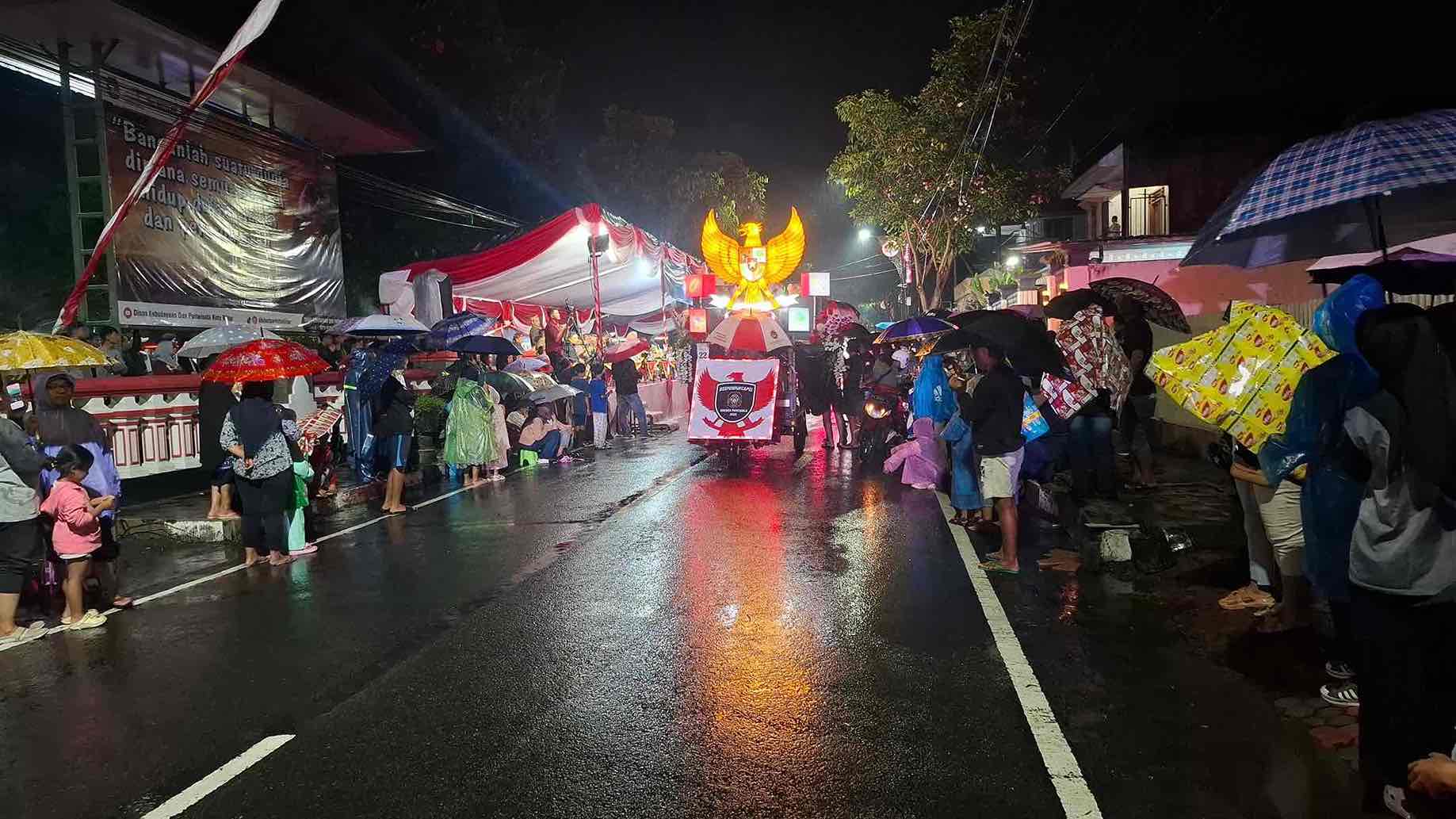 Warga Antusias Mengikuti Pawai Lampion di Kota Blitar Menyambut Hari Lahir Pancasila