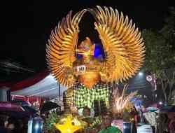 Kirap Pancasila Kota Blitar, Semangat Warga Pawai Lampion Di Tengah Gempuran Hujan Kirap Pancasila Kota Blitar, Semangat Warga Pawai Lampion Di Tengah Gempuran Hujan