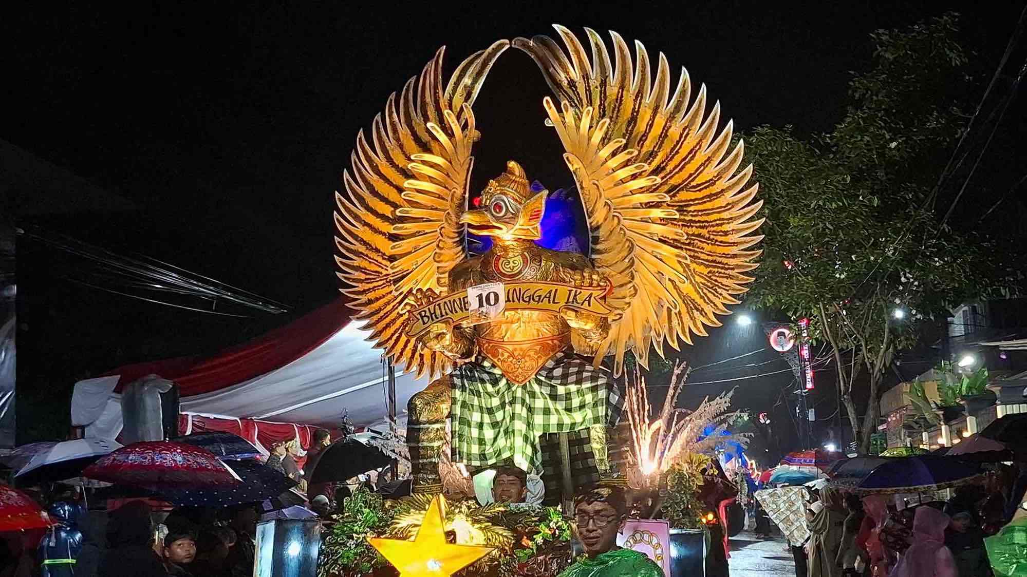 Kirap Pancasila Kota Blitar, Semangat Warga Pawai Lampion Di Tengah Gempuran Hujan Pawai Lampion Menjelang Hari Lahir Pancasila di Kota Blitar 2025