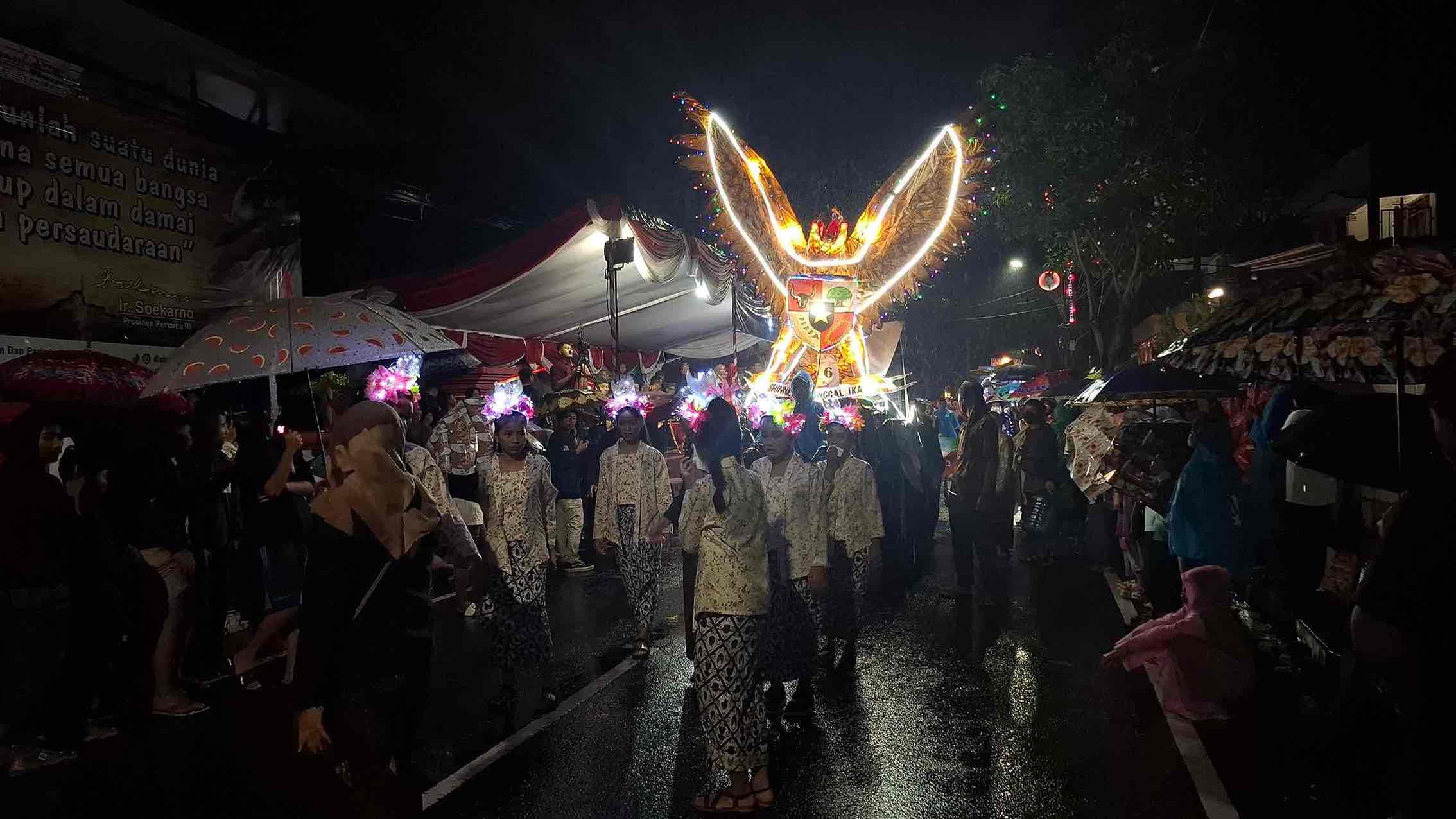 Warga Antusias Mengikuti Pawai Lampion Menjelang Hari Lahir Pancasila di Kota Blitar 2025