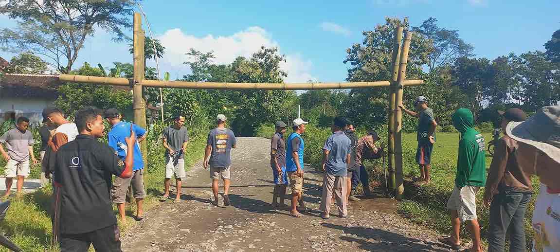 Demo Tolak Tambang Pasir, Seorang Petani Menjadi Korban Pemukulan Oknum Penambang Petani Demo Tolak Akses Truk ke Tambang Pasir
