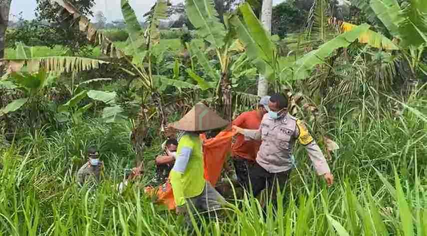 Warga Kecamatan Ganusari Digegerkan Penemuan Mayat di Sungai Petugas Mengevakuasi Jenazah Laki laki dari Sungai di kecamatan Gandusari