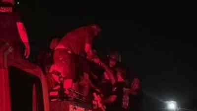 Petugas Mengevakuasi Korban dari Dalam Tangki Truk Muatan Minyak