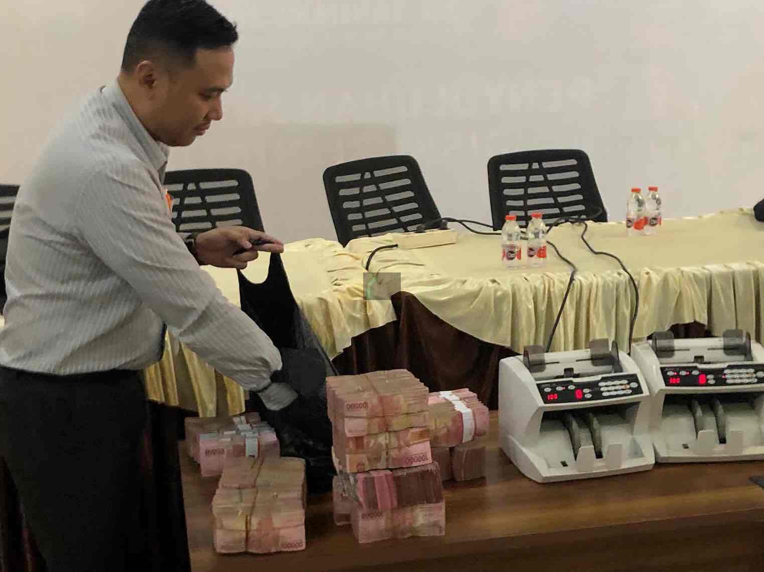 MM Tersangka Kasus Korupsi DAM Kali Bentak, Kembalikan Uang Rp1,1 M Cukup untuk Beli Kopi Selama 603 Tahun Petugas Menghitung Barang bukti berupa uang Rp1,1 miliar yang diserahkan oleh tersangka MM kepada Kejari Kabupaten Blitar