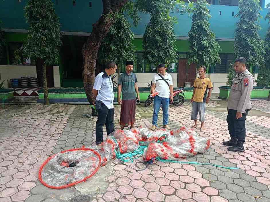 Lagi Balon Udara Jatuh di Atap, Polisi Temukan Petasan Petugas saat melakukan pemeriksaan Balon Udara yang Jatuh di Atap MAN Kota Blitar