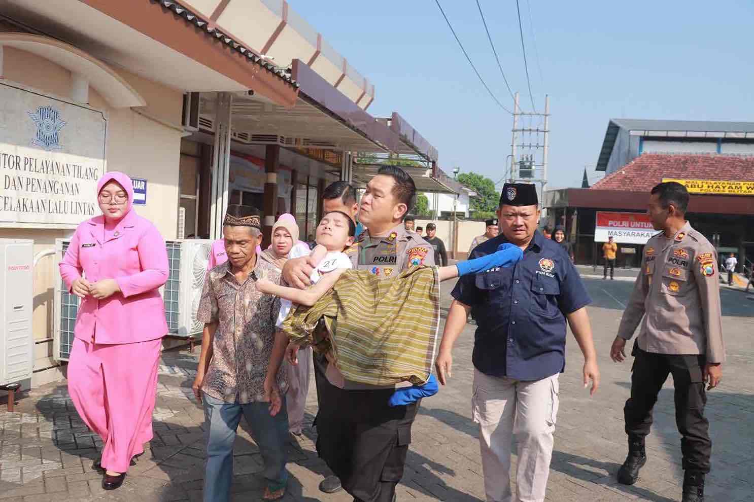 HUT Bhayangkara ke-79, Polres Blitar Berbagi dengan Anak Yatim Piatu dan Gelar Khitanan Massal Polres Blitar Gelar Khitanan Masal